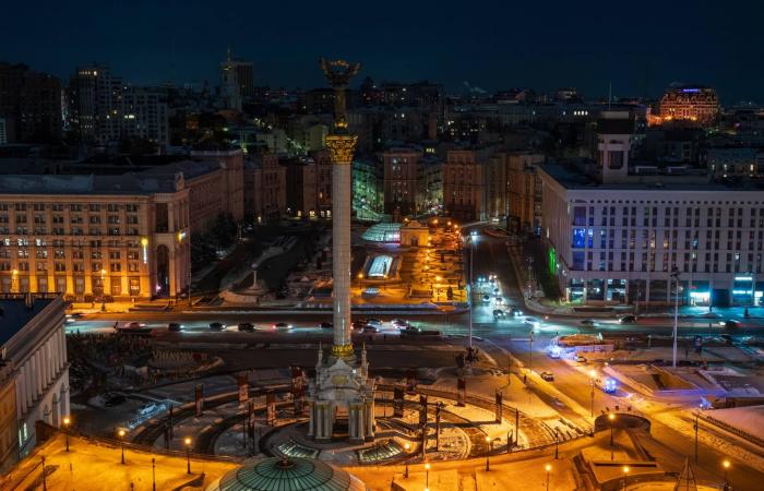 زيلينسكي:
      المفاوضات
      مع
      الروس
      بحضور
      الأميركيين
      تُستأنف
      الأربعاء