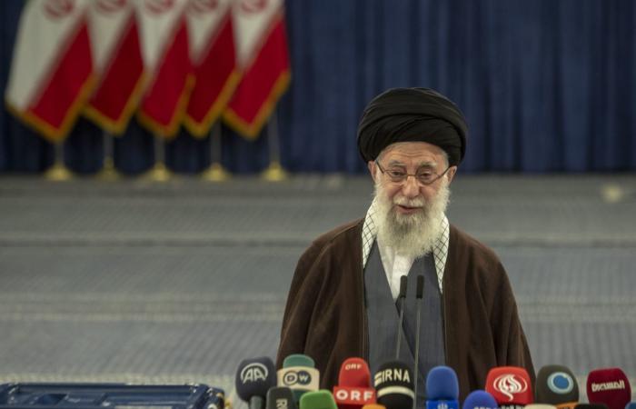 "ستكون حربا إقليمية".. علي خامنئي يوجه "تحذيرا" لأمريكا من ضرب إيران