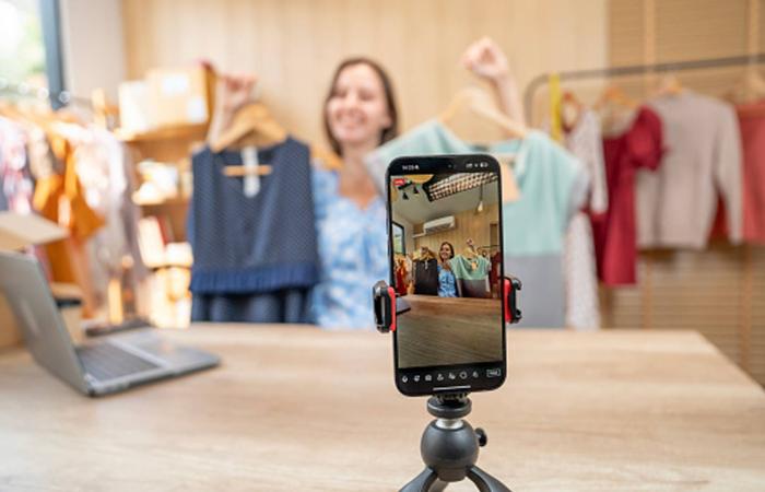 «اقتصاد
      الحلم»...
      كيف
      تبيع
      السوشيال
      ميديا
      الأمل
      في
      الثراء؟