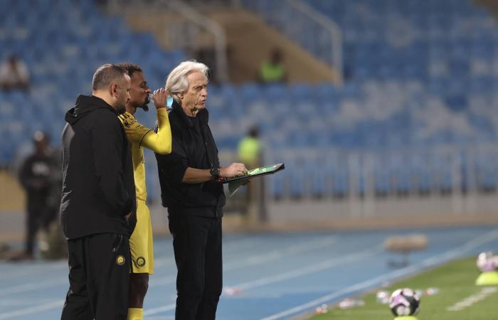 الدوري
      السعودي:
      قمة
      الهلال
      والأهلي
      الساخنة…
      سلبية