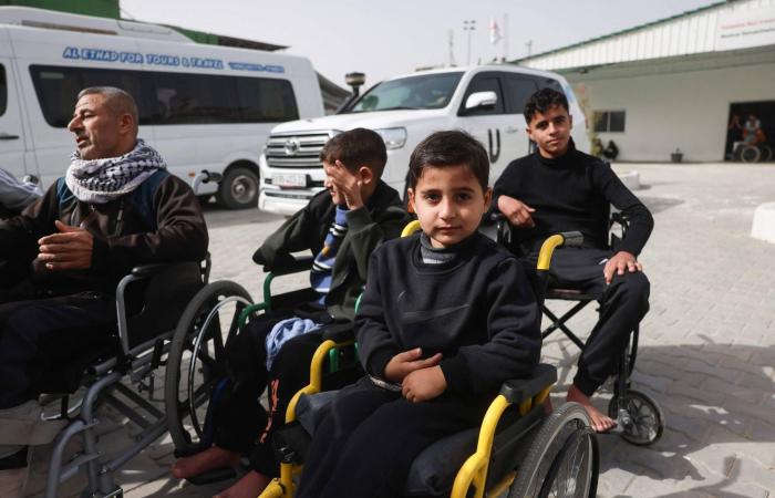 مصر
      تبدأ
      استقبال
      مصابين
      فلسطينيين
      من
      قطاع
      غزة
      عبر
      معبر
      رفح