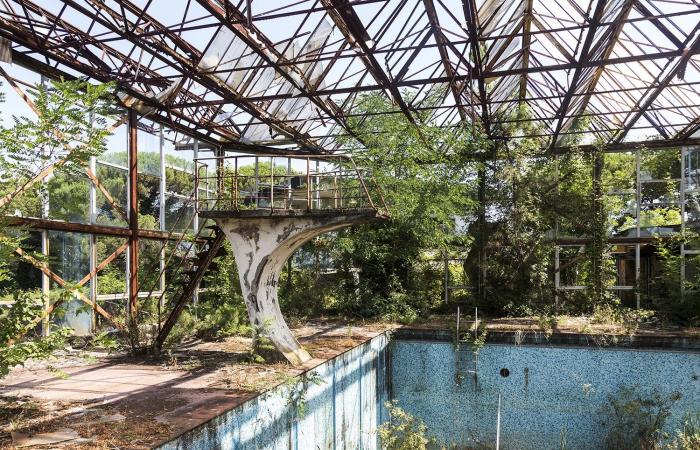 مصور يوثق مشاهد مهيبة لمواقع مهجورة تستولي عليها الطبيعة