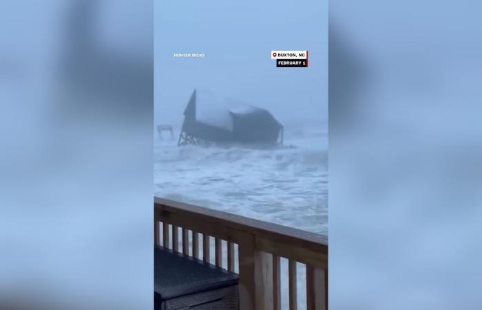 كاميرا ترصد انهيار منزل في المحيط الأطلسي إثر "إعصار القنبلة".. إليكم ما حدث