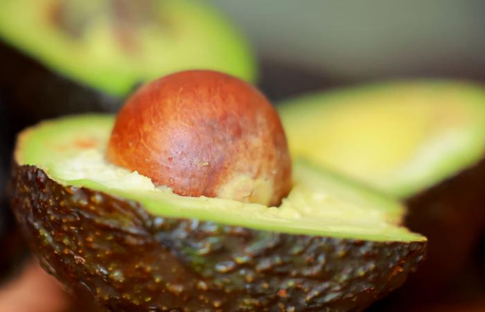 أكثر من 20 نوعًا من الأطعمة تخفف من شعورك بالتوتر..ما هي؟