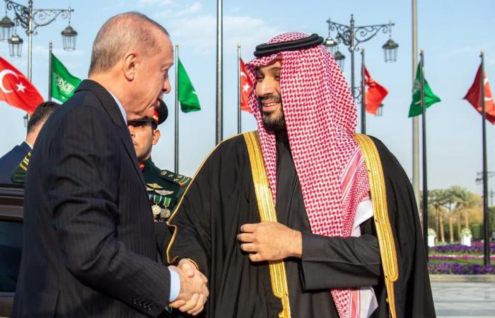 السعودية.. ميكروفون يلتقط جملة محمد بن سلمان إلى أردوغان باستقبال الرياض