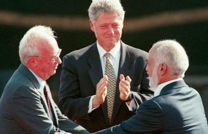 رحيل
      أحمد
      عبيدات...
      سياسي
      أردني
      أغضب
      الملك
      حسين
      بمواقفه
      السياسية