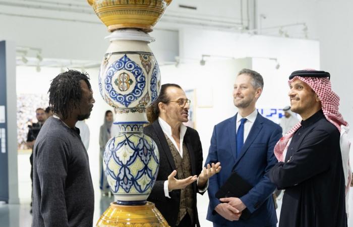  رئيس مجلس الوزراء وزير الخارجية يزور معرض "آرت بازل قطر"