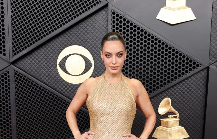 كارن وازن تتألق بإطلالة ذهبيّة على السجادة الحمراء في حفل جوائز غرامي