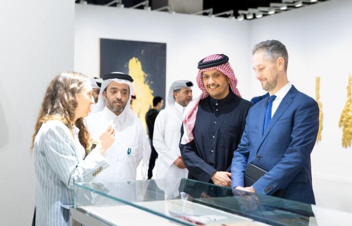  رئيس مجلس الوزراء وزير الخارجية يزور معرض "آرت بازل قطر"