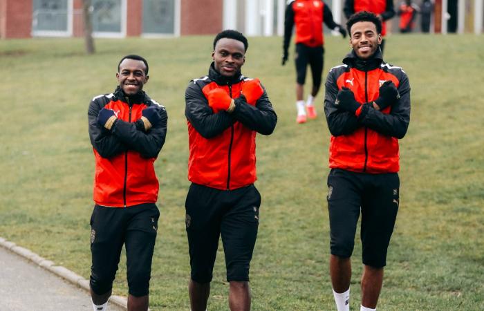 مصادر:
      «إعارة
      وليس
      بيعاً»…
      تفاصيل
      الساعات
      الأخيرة
      في
      مفاوضات
      الهلال
      وسعود
      عبد
      الحميد