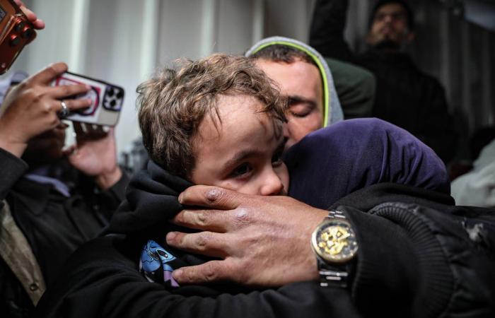 مقتل
      9
      فلسطينيين
      في
      قصف
      مدفعي
      إسرائيلي
      على
      مناطق
      متفرقة
      من
      غزة