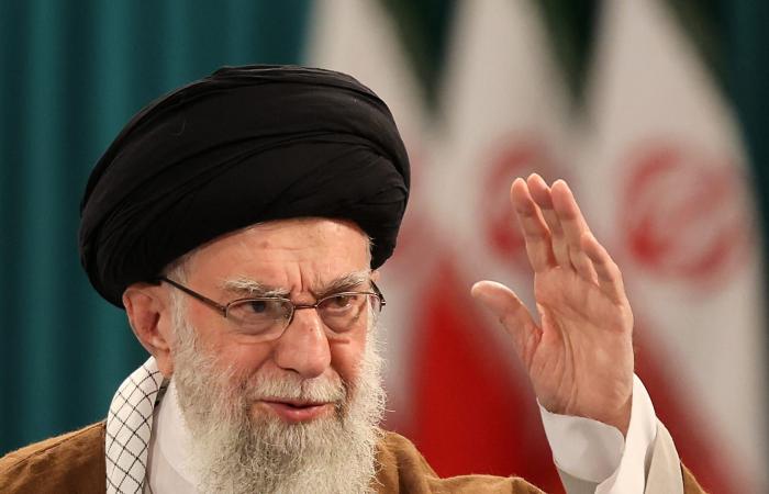 ترامب: على مرشد إيران أن يشعر بالقلق للغاية.. وعراقجي: محادثاتنا في سلطنة عُمان