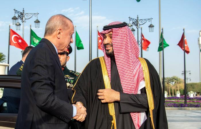 الكويت:
      مرسوم
      أميري
      بقبول
      استقالة
      بوفتين
      وتعيين
      عمر
      العمر
      وزيراً
      للإعلام
      والثقافة
      بالوكالة