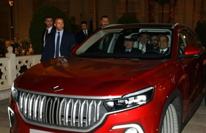 أردوغان يهدي السيسي السيارة الكهربائية التركية "توغ" خلال زيارته إلى مصر