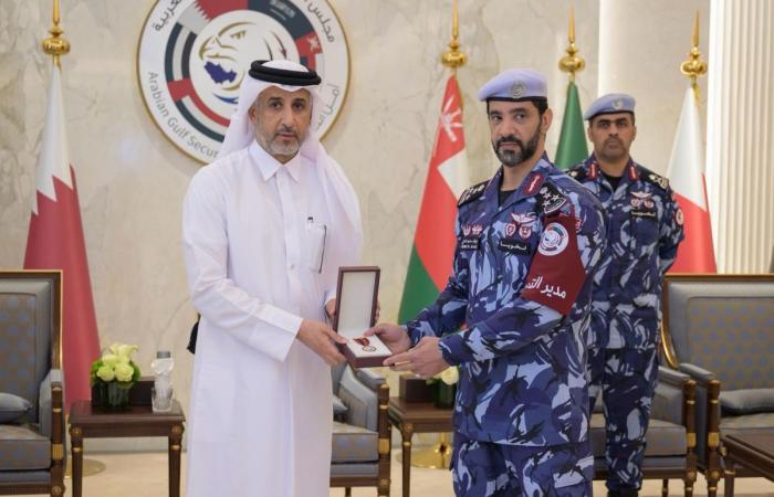 وزير الدولة للشؤون الداخلية يكرم رؤساء اللجان العليا للتمرين التعبوي المشترك للأجهزة الأمنية الخليجية