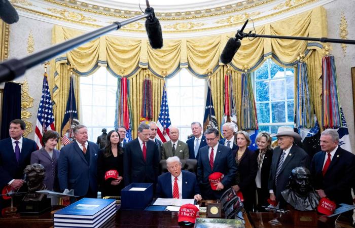 ترمب
      يكرر
      دعواته
      لـ«تأميم»
      الانتخابات
      رغم
      اعتراضات
      الجمهوريين