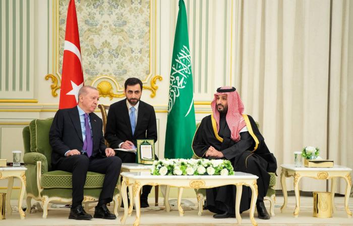 الكويت:
      مرسوم
      أميري
      بقبول
      استقالة
      بوفتين
      وتعيين
      عمر
      العمر
      وزيراً
      للإعلام
      والثقافة
      بالوكالة