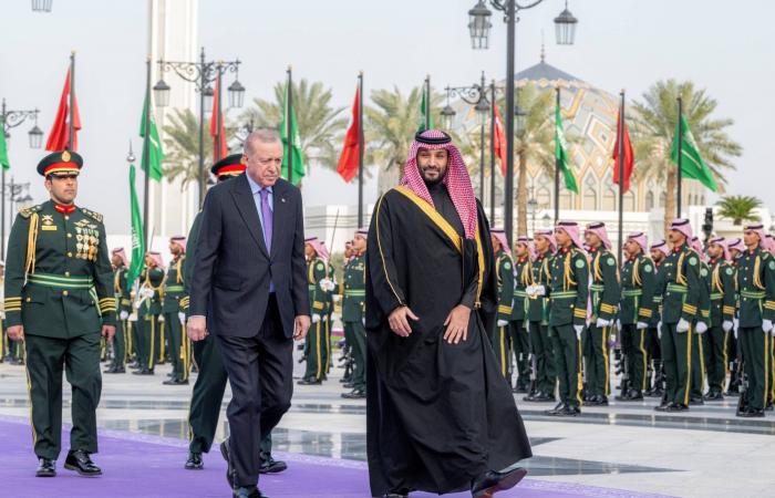 الكويت:
      مرسوم
      أميري
      بقبول
      استقالة
      بوفتين
      وتعيين
      عمر
      العمر
      وزيراً
      للإعلام
      والثقافة
      بالوكالة