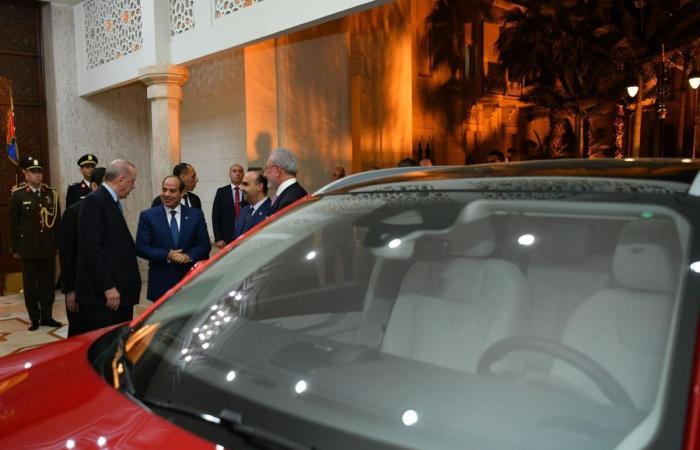 أردوغان يهدي السيسي سيارة تركية كهربائية (صور)