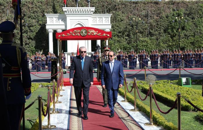 مقترحات
      آبي
      أحمد
      للوصول
      للبحر
      الأحمر...
      رسائل
      طمأنة
      أم
      مناورة
      تفاوضية؟