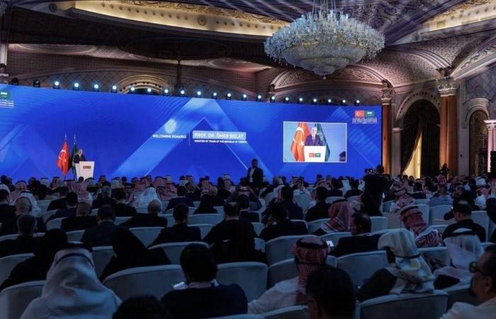 «المركزي
      الأوروبي»
      يثبت
      الفائدة
      دون
      إشارات
      حول
      الخطوة
      المقبلة