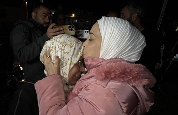 فرحة يبددها الفقد وتثقلها ساعات الانتظار