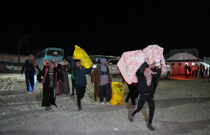 عائدون
      إلى
      غزة...
      من
      غربة
      صعبة
      إلى
      رحلة
      شاقة
      للقطاع