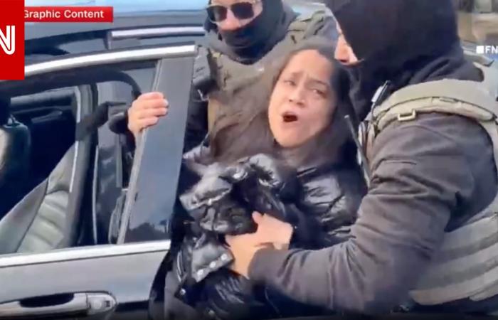 متابعة: امرأة سحبها عملاء فيدراليون من سيارتها بعنف تُروي لـCNN ما حدث