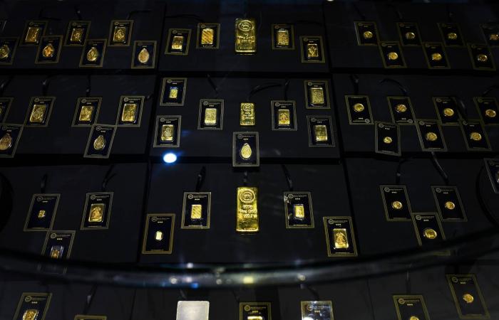 مصريون
      في
      قوائم
      انتظار
      لربط
      مدخراتهم
      بـ«سبائك
      الذهب»