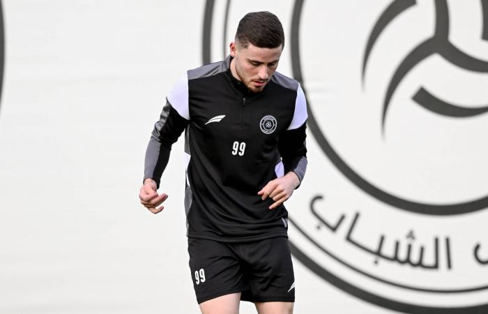 حين
      يغيب
      الأعلى
      أجراً...
      أسئلة
      حول
      موقف
      كريستيانو
      رونالدو