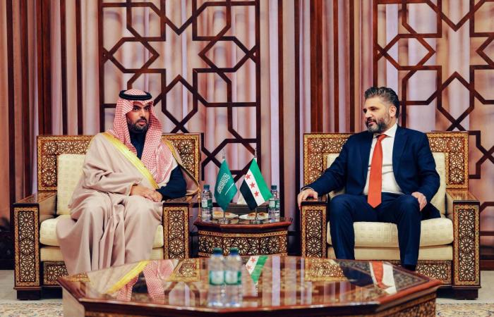 اقتلعوا
      الفخامة
      وباعوها...
      فندق
      صيني
      يُزيل
      ذهب
      أرضيته
      ويحوّله
      إلى
      ملايين