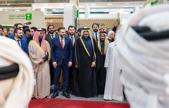 اقتلعوا
      الفخامة
      وباعوها...
      فندق
      صيني
      يُزيل
      ذهب
      أرضيته
      ويحوّله
      إلى
      ملايين