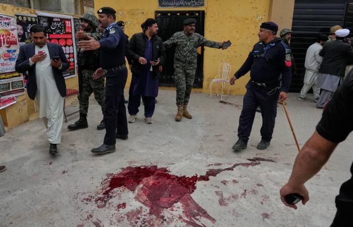 31
      قتيلاً
      وأكثر
      من
      130
      جريحاً
      بتفجير
      انتحاري
      استهدف
      مسجداً
      شيعياً
      في
      باكستان