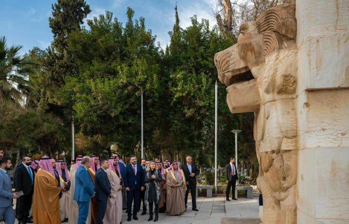 اقتلعوا
      الفخامة
      وباعوها...
      فندق
      صيني
      يُزيل
      ذهب
      أرضيته
      ويحوّله
      إلى
      ملايين