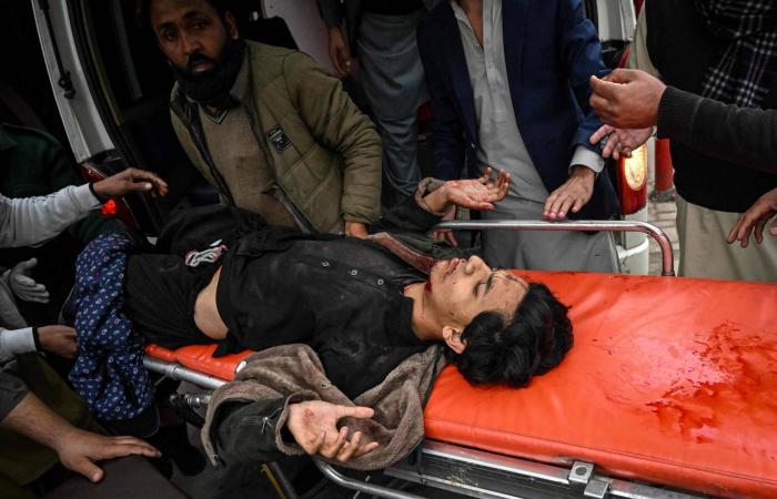 31
      قتيلاً
      وأكثر
      من
      130
      جريحاً
      بتفجير
      انتحاري
      استهدف
      مسجداً
      شيعياً
      في
      باكستان