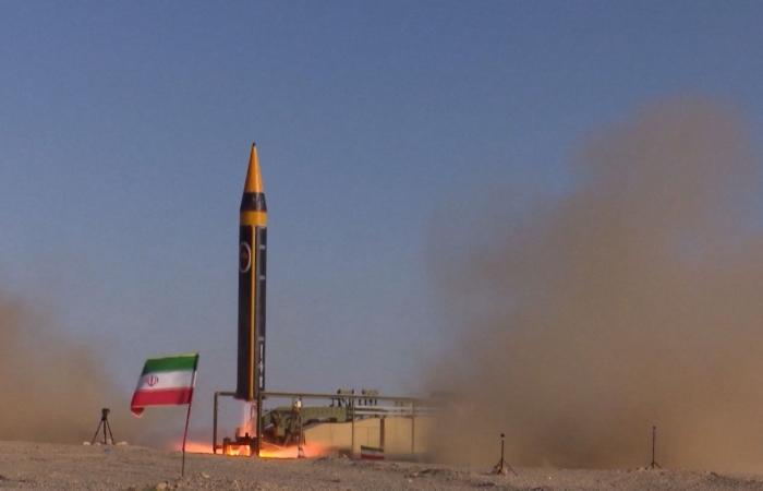 مع انطلاق المفاوضات في عُمان.. أمريكا تحشد عسكرياً وإيران تكشف عن أحدث صواريخها الباليستية