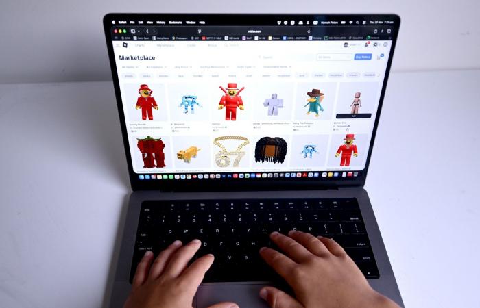 مصر.. حجب لعبة "روبولكس" يثير قضية المخاطر الرقمية على الأطفال