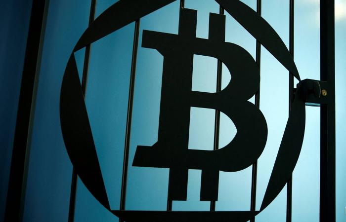 أصبحوا
      مليونيرات
      لدقائق...
      شركة
      كورية
      تدفع
      40
      مليار
      دولار
      بـ«البيتكوين»
      لعملائها
      بالخطأ