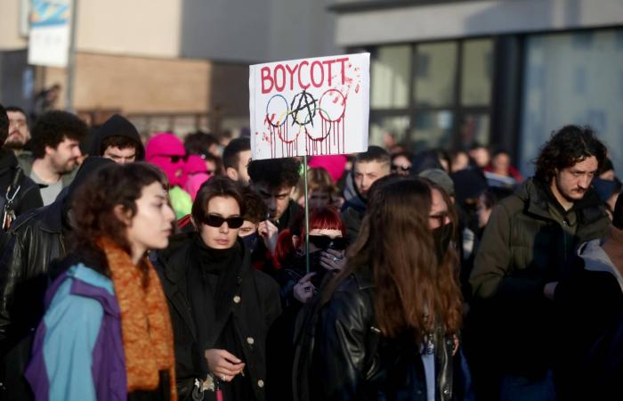 الأولمبياد
      الشتوي:
      النرويجية
      ستروم
      تفوز
      بالميدالية
      الذهبية
      في
      القفز
      التزلجي
      للسيدات