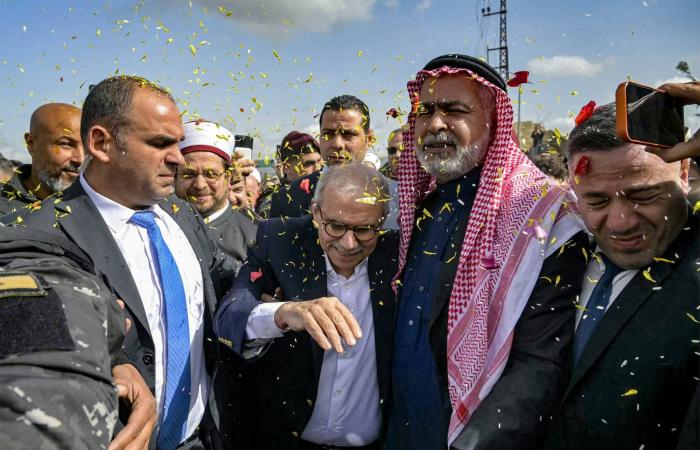 رئيس
      الحكومة
      اللبنانية
      يتفقد
      المناطق
      الحدودية:
      سيادة
      الدولة
      مسؤولية
      تجاه
      الناس
      ومشاكلهم