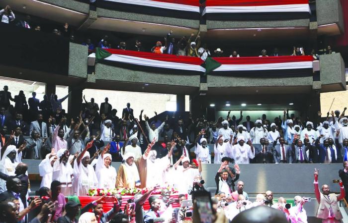 «طوارئ»
      في
      مطار
      القاهرة
      بعد
      حدوث
      تسريب
      بمستودع
      وقود