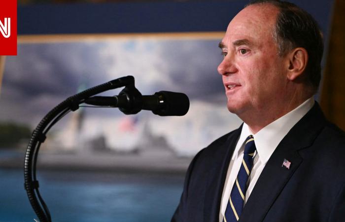 متابعة: حصري: وزير البحرية الأمريكي مدرج كراكب على متن طائرة جيفري إبستين الخاصة بـ2006