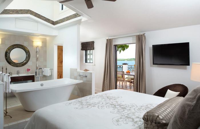 انعدام الخصوصية في غرف الفنادق يؤدي إلى المطالبة بعودة أبواب الحمامات