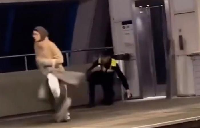 فيديو| لحظة مطاردة شرطي في هولندا لسيدة مسلمة محجبة 