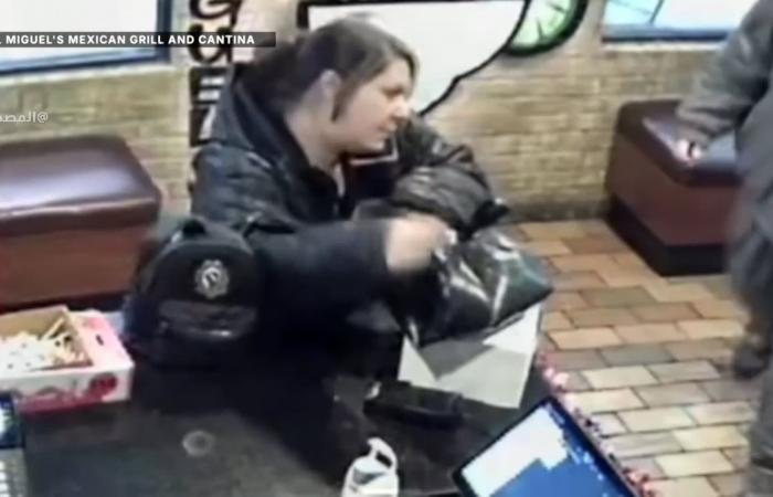 فضحتها الكاميرا.. زبونة تخفي جرة إكراميات تحت معطفها لتسرقها باحتراف وتغادر