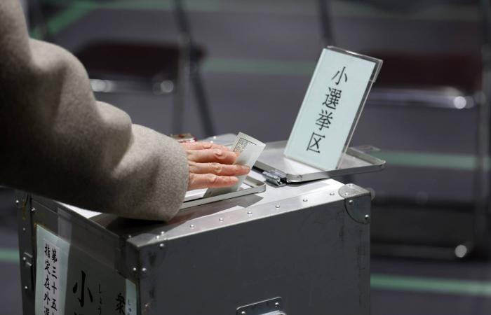 التلفزيون
      الياباني:
      الائتلاف
      الحاكم
      يفوز
      بأغلبية
      الثلثين
      في
      انتخابات
      البرلمان