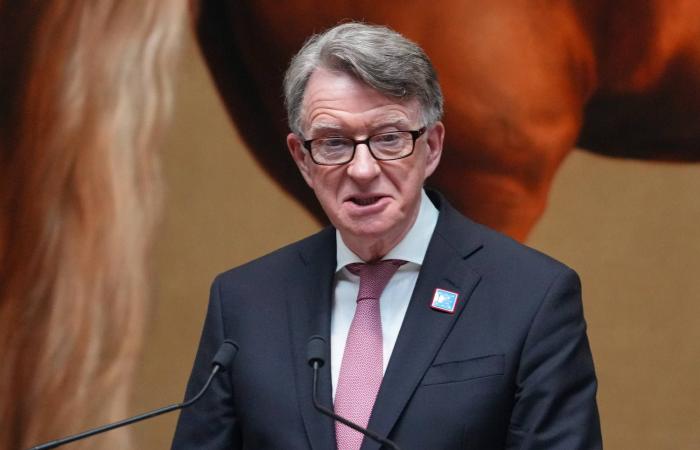 بريطانيا
      تُحقق
      في
      تعويضات
      نهاية
      خدمة
      لسفيرها
      السابق
      في
      واشنطن