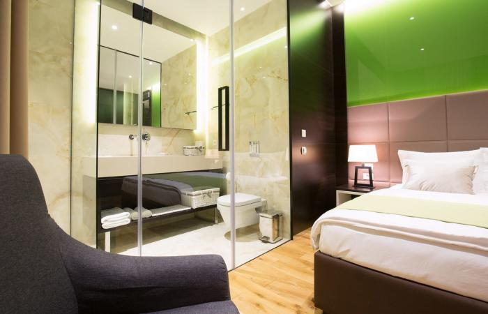 انعدام الخصوصية في غرف الفنادق يؤدي إلى المطالبة بعودة أبواب الحمامات