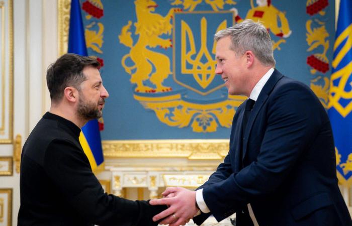 وثائق:
      بنك
      «يو
      بي
      إس»
      تعامل
      مع
      شريكة
      إبستين
      لسنوات
      بعد
      اعتقاله