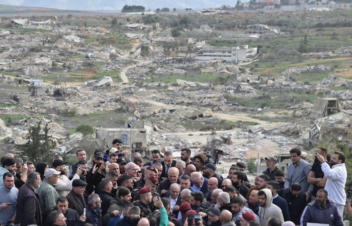 قائد
      الأمن
      الداخلي
      في
      الحسكة
      يصل
      مطار
      القامشلي
      تمهيداً
      لتسلُّمه
      من
      «قسد»